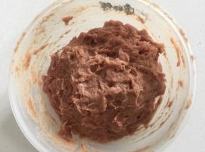 瘦肉洗净切成小丁儿备用。 把瘦肉丁放进料理机打成肉糜备用。打好的肉糜中加入玉米淀粉，盐，鸡精，蚝油，生抽，肉馅调料，糖搅拌均匀。多次少量的加入适量的水，顺时针方向搅拌至肉糜上劲儿即可。搅拌好的肉糜静置10分钟备用。
