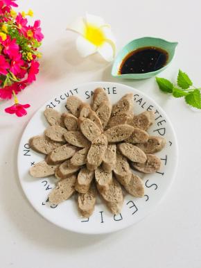 晾凉后切成片，摆盘。蘸上料汁儿下酒佐餐都不错哦。（料汁儿：蒜泥，辣椒油，花椒油，生抽，香醋，糖搅拌均匀即可。）