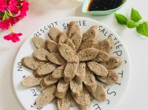 晾凉后切成片，摆盘。蘸上料汁儿下酒佐餐都不错哦。（料汁儿：蒜泥，辣椒油，花椒油，生抽，香醋，糖搅拌均匀即可。）