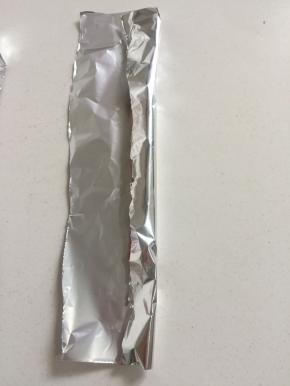从锡纸的一端慢慢的卷起来。记得卷紧实一点儿哦！