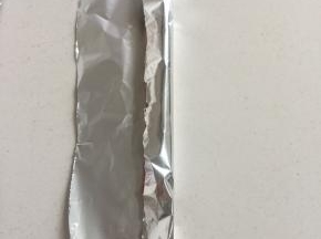 从锡纸的一端慢慢的卷起来。记得卷紧实一点儿哦！