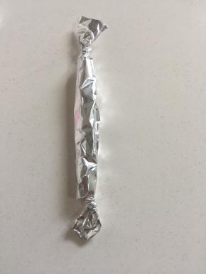 卷好后，把锡纸两头拧一下，拧成糖果状即可。