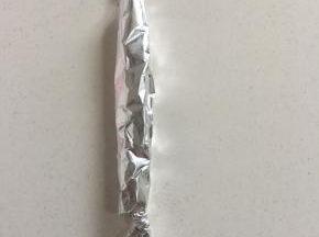卷好后，把锡纸两头拧一下，拧成糖果状即可。