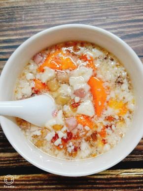 把桃胶放水用高压锅里煮30分钟；同时把木瓜削皮，切块；煮开水，用来煮芋圆(煮好的芋圆用冷开水泡下，增加口感)