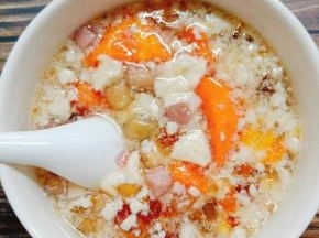 把桃胶放水用高压锅里煮30分钟；同时把木瓜削皮，切块；煮开水，用来煮芋圆(煮好的芋圆用冷开水泡下，增加口感)