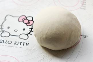 面团材料混合在一起，揉成光滑的面团，醒发半个小时。经过醒发的面团会很容易擀开擀大，也不破。