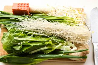 准备这些蔬菜，容易熟的蔬菜为主。粉条是必须的，这样会吸收蔬菜中的水分，使馅料不会太水。吃起来更好吃。