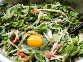 先加入一颗鸡蛋，但不要搅拌。等到待会面胚做好之后开始做饼时候搅拌均匀。做这个饼，里面的菜不用切得太碎，更好操作。