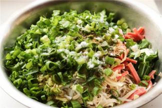 蔬菜处理一下，不需要切的太碎，切段即可。粉条用开水烫一下，切碎，豆腐皮泡软切碎，午餐肉切成丝。香菜和葱姜都切末待用。全部切好的食材放在料理盆里，加入调料拌匀。