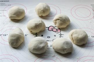 醒发之后的面团分成均匀的8份，再次揉圆待用。两个一组，总共可以做4个菜馍。