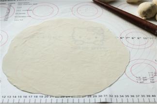 把所有的面剂子都擀开成大而均匀的薄饼。越薄做的烙馍越好吃，但也要适可而止，不要弄破了饼皮。