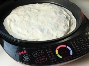 预热完成会有提示音，然后放入刚才做好的饼胚，开始烙饼。电饼铛是烙饼神器，饼皮焦脆而且不会糊，也不用看管。记得小时候妈妈做菜馍时候要一直看着，不小心就会糊了。