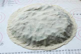 再盖上一个饼，把边缘按紧，这样就做好了一个烙馍的胚子。边缘一定要全部压紧，不然烙的时候会漏出汤来。