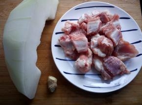准备好所需食材，排骨洗净，冬瓜去皮。