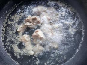 排骨放入清水中焯去血水。