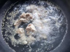 排骨放入清水中焯去血水。