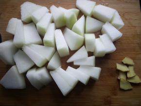 排骨焯水时将冬瓜切块，生姜切片。