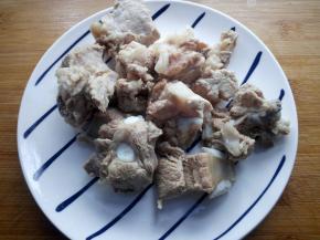 排骨捞出，控干水分。