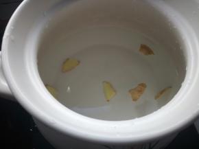 砂锅中放入清水和生姜。