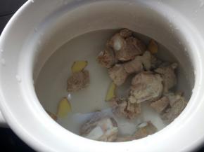 加入排骨，用大火烧开。