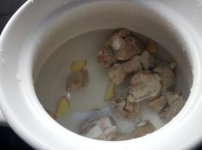 加入排骨，用大火烧开。