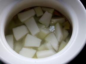 待排骨熟透后，放入冬瓜块煲煮。大概需要十分钟。加入适量盐和鸡精调味。