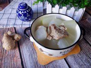 一道淡香可口，清热解暑的冬瓜排骨汤制作完成。