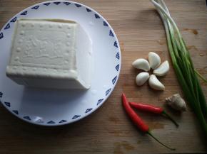准备嫩豆腐一块，葱、姜、蒜洗净备用，小米椒两个。