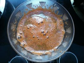 将麻婆豆腐调料放在碗中，加100克水调匀。