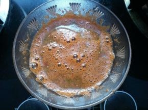 将麻婆豆腐调料放在碗中，加100克水调匀。