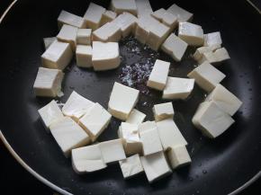 锅烧热，下入20克食用油，小火煎一会。