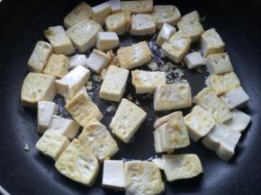 煎至表面微黄。