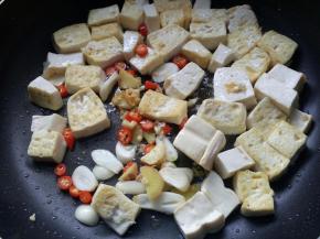 用勺子轻轻的推动豆腐。