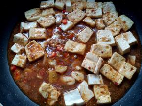 将调好的麻婆豆腐汁倒入锅中。