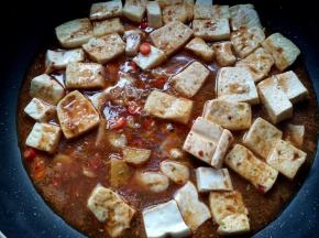 将调好的麻婆豆腐汁倒入锅中。