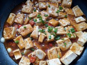 放少量盐调味，在关火前撒上少许葱花。