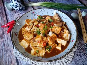 一道麻辣鲜香的麻婆豆腐制作完成。