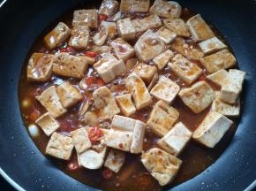 大火烧开，改小火焖煮5分钟。