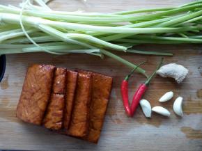 准备好所需食材，洗净备用。