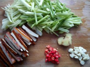 芹菜切斜刀，香干切段，姜蒜切片，小米椒切小段。
