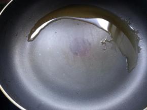 锅烧热后下入20克食用油，放入姜蒜爆香。