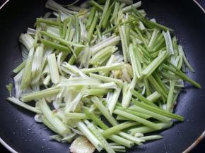 放入芹菜，翻炒片刻。