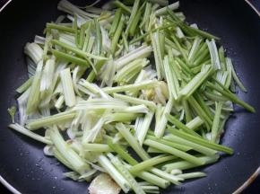 放入芹菜，翻炒片刻。