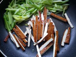 推至一边，放入五香豆干翻炒。