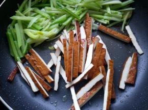 推至一边，放入五香豆干翻炒。