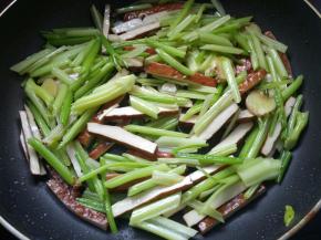 将豆干与芹菜翻炒均匀。
