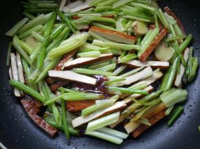 放入李锦记财神蚝油和李锦记天成一味特级鲜。