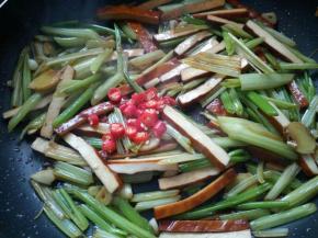 翻炒均匀，放少量温水，放入小米椒。