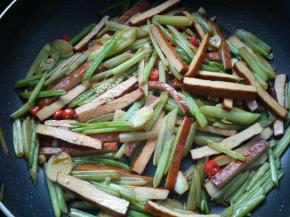 放入适量盐和鸡精调味，翻炒片刻关火。