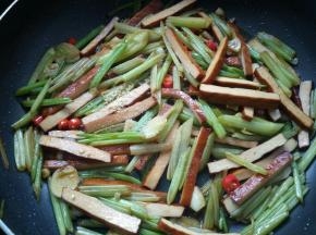 放入适量盐和鸡精调味，翻炒片刻关火。